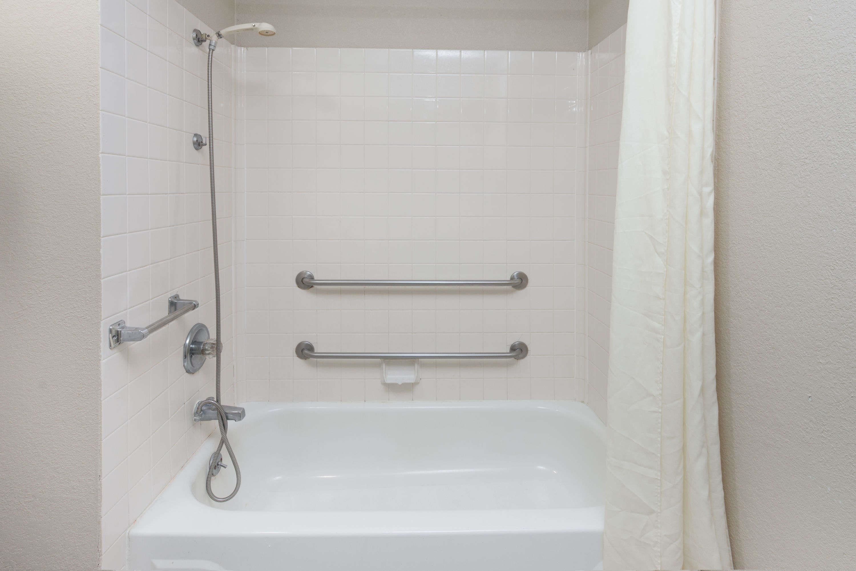Combined shower/bathtub, free toiletries, hair dryer, towels