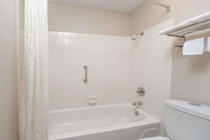 Combined shower/bathtub, free toiletries, hair dryer, towels