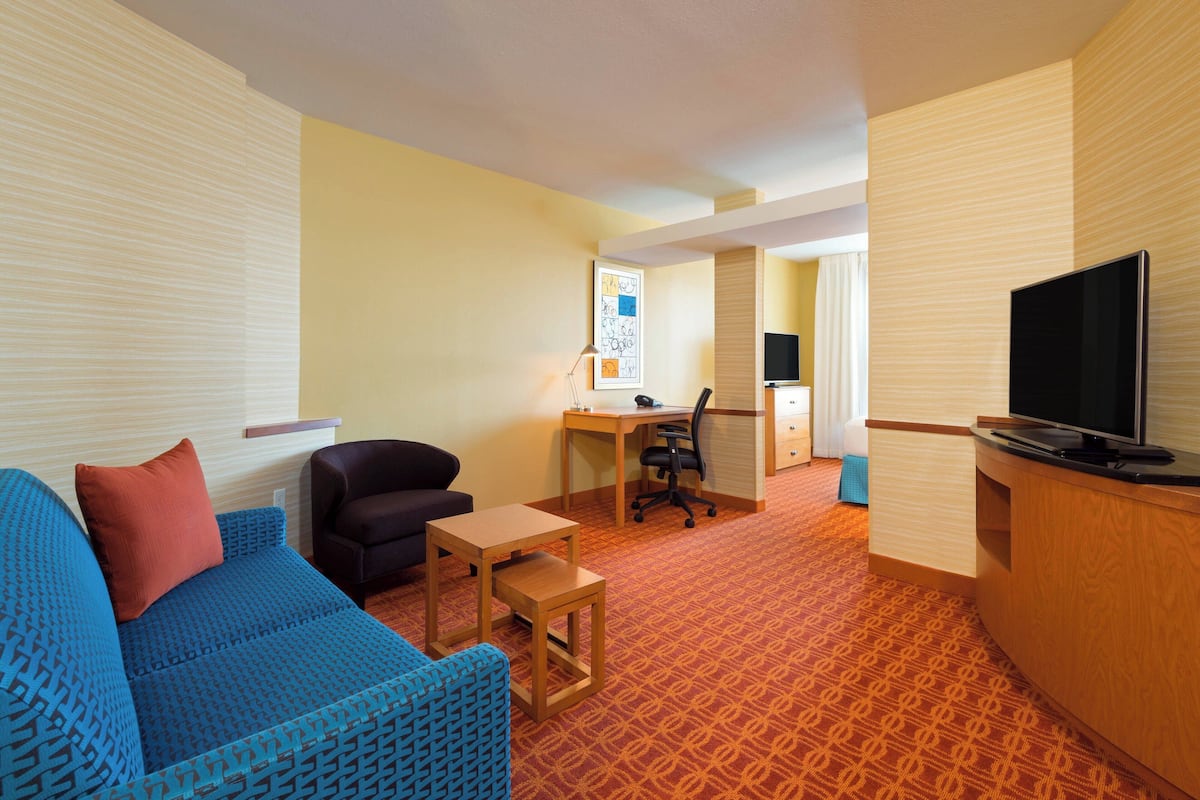 32-inch LCD TV with cable channels, TV, Netflix