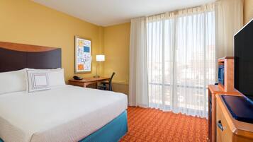 Room, 1 Katil Ratu (Queen), Non Smoking | Peralatan tempat tidur premium, meja, langsir/tirai gelap terus