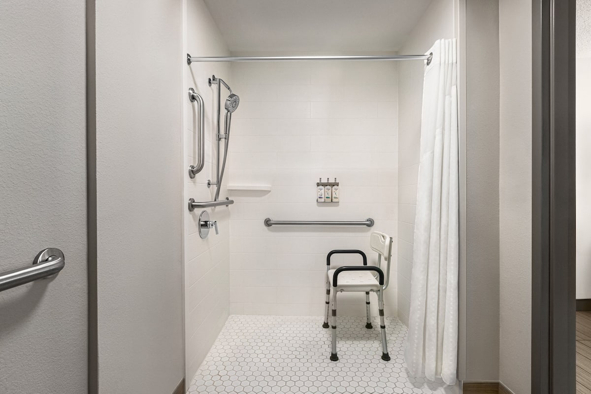Habitación estándar, 1 cama Queen size (Communications, Roll-In Shower) | Ropa de cama de alta calidad, camas con pillow-top y escritorio