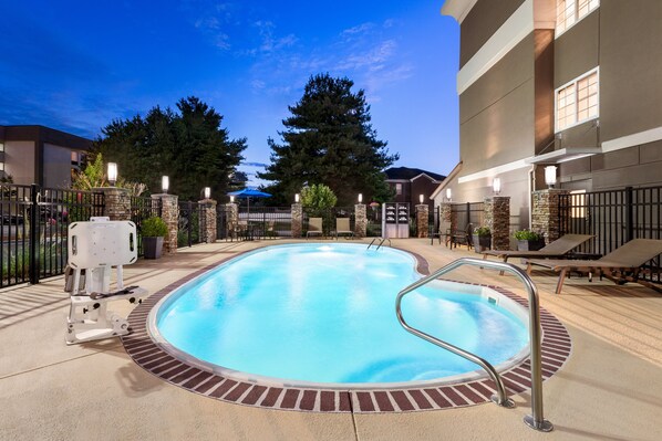 Outdoor pool, pool loungers - Holiday Inn Express Bowling Green by IHG (Bowling Green)