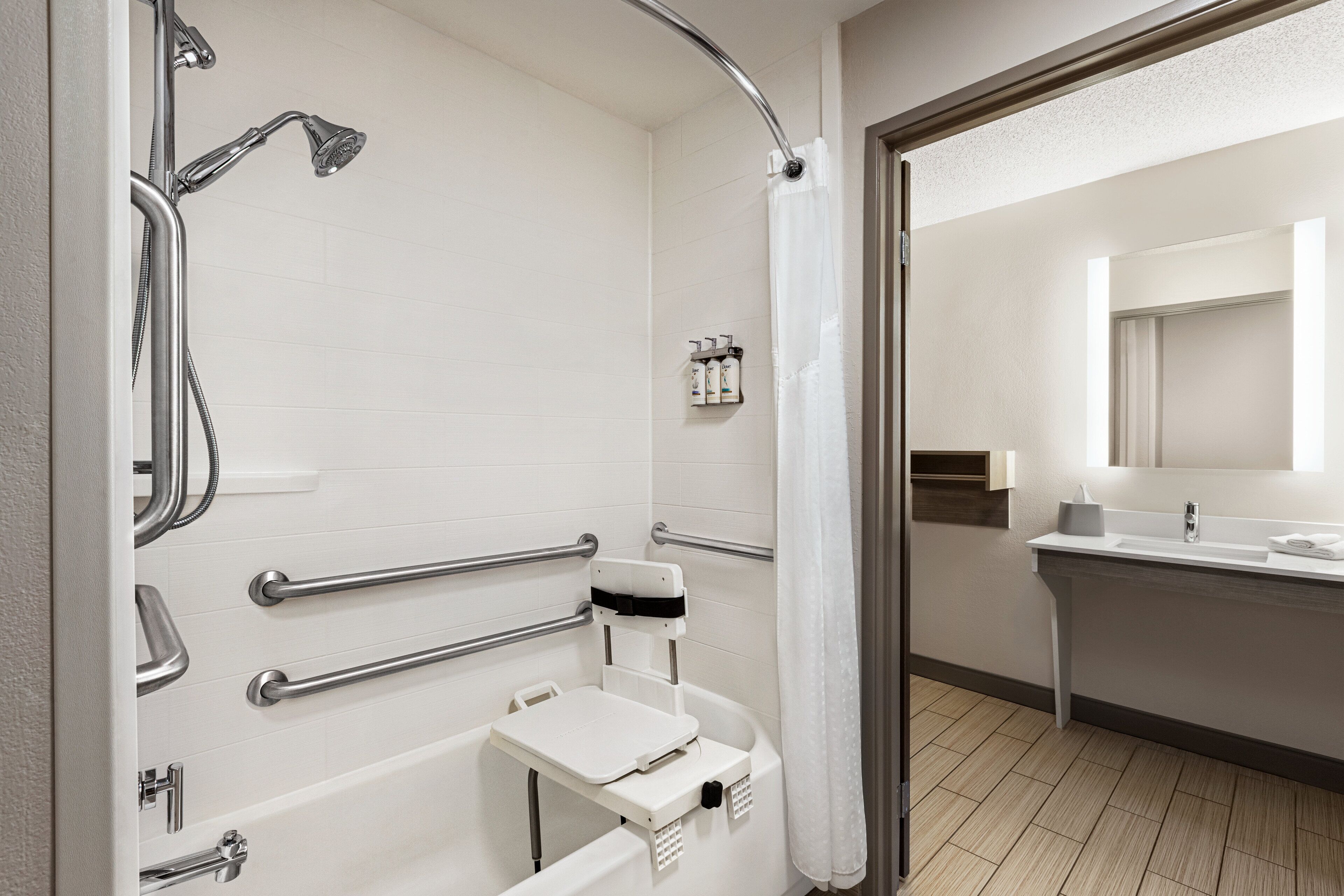 standard room, 1 queen bed, mobility accessible (communications, accessible tub) | bathroom | combined shower/bathtub, free toiletries, hair dryer, towels