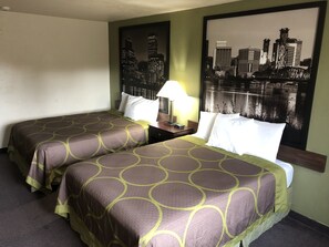 Room - Super 8 by Wyndham Salem (Salem)