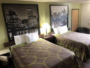 Hypo-allergenic bedding, in-room safe, desk, rollaway beds - Super 8 by Wyndham Salem (Salem)