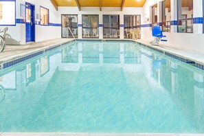 Una piscina cubierta, una piscina al aire libre