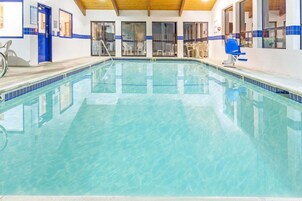 Una piscina techada, una piscina al aire libre