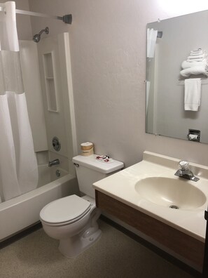 Ducha y bañera combinadas y artículos de higiene personal gratuitos