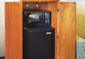 Premium bedding, desk, iron/ironing board, free cots/infant beds