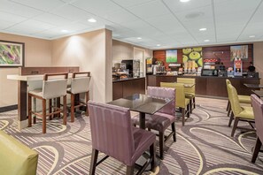 Free daily continental breakfast  - La Quinta Inn & Suites by Wyndham Baton Rouge Siegen Lane (Baton Rouge)