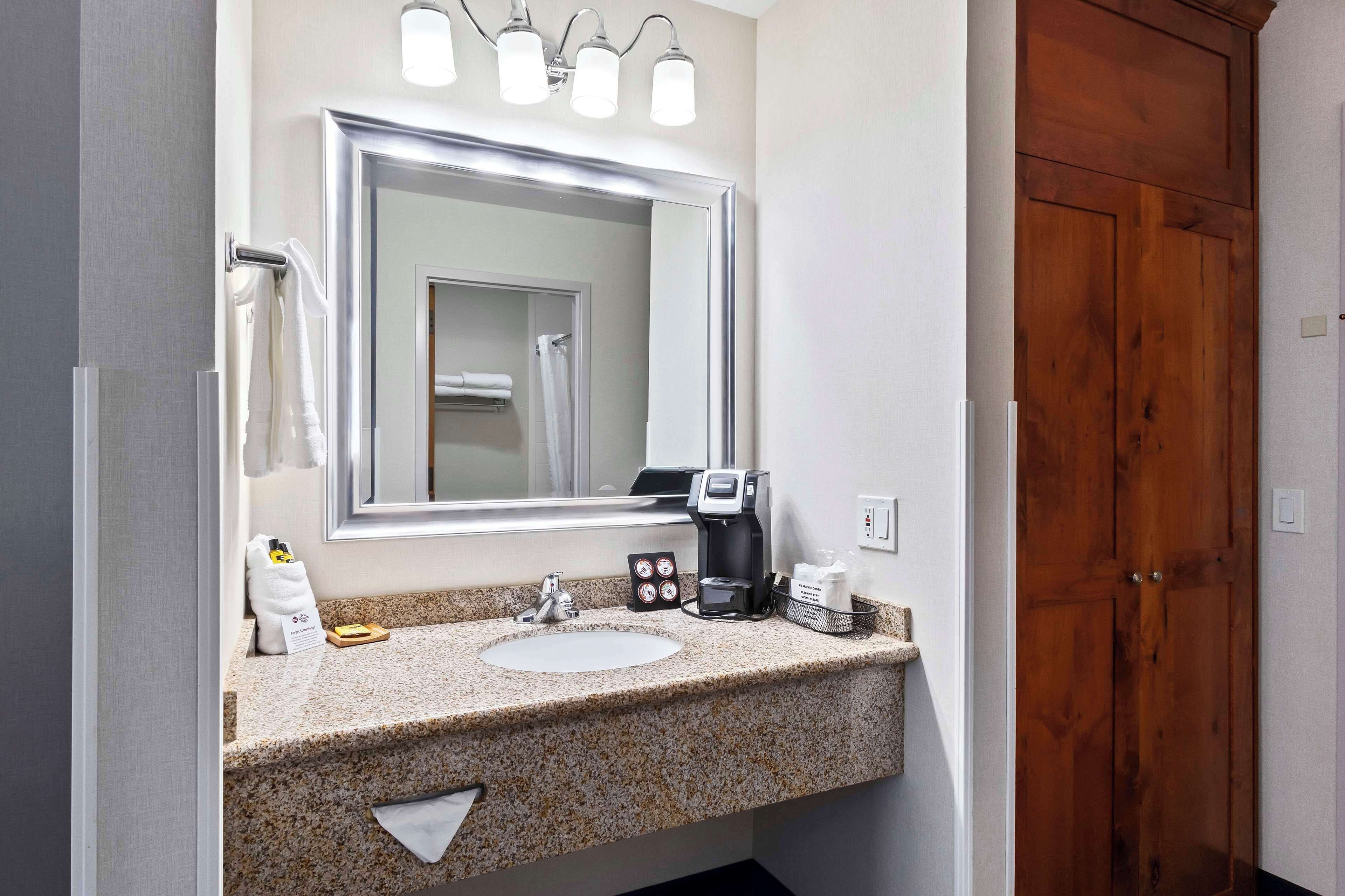 shower, hydromassage showerhead, free toiletries, hair dryer