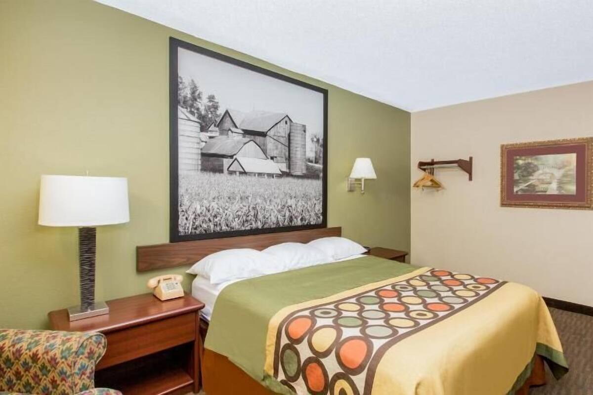 Desk, free cribs/infant beds, free WiFi, bed sheets