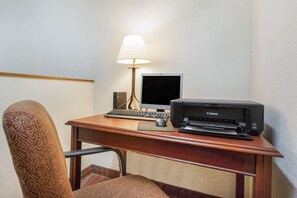 Business centre - Super 8 by Wyndham Fairmont (Fairmont)