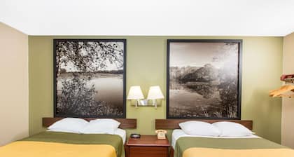 Super 8 by Wyndham Fairmont