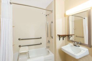 Chambre, 1 grand lit, accessible aux personnes à mobilité réduite, non-fumeur (Mobility) | Salle de bain | Articles de toilette (gratuits), séchoir à cheveux, serviettes fournies