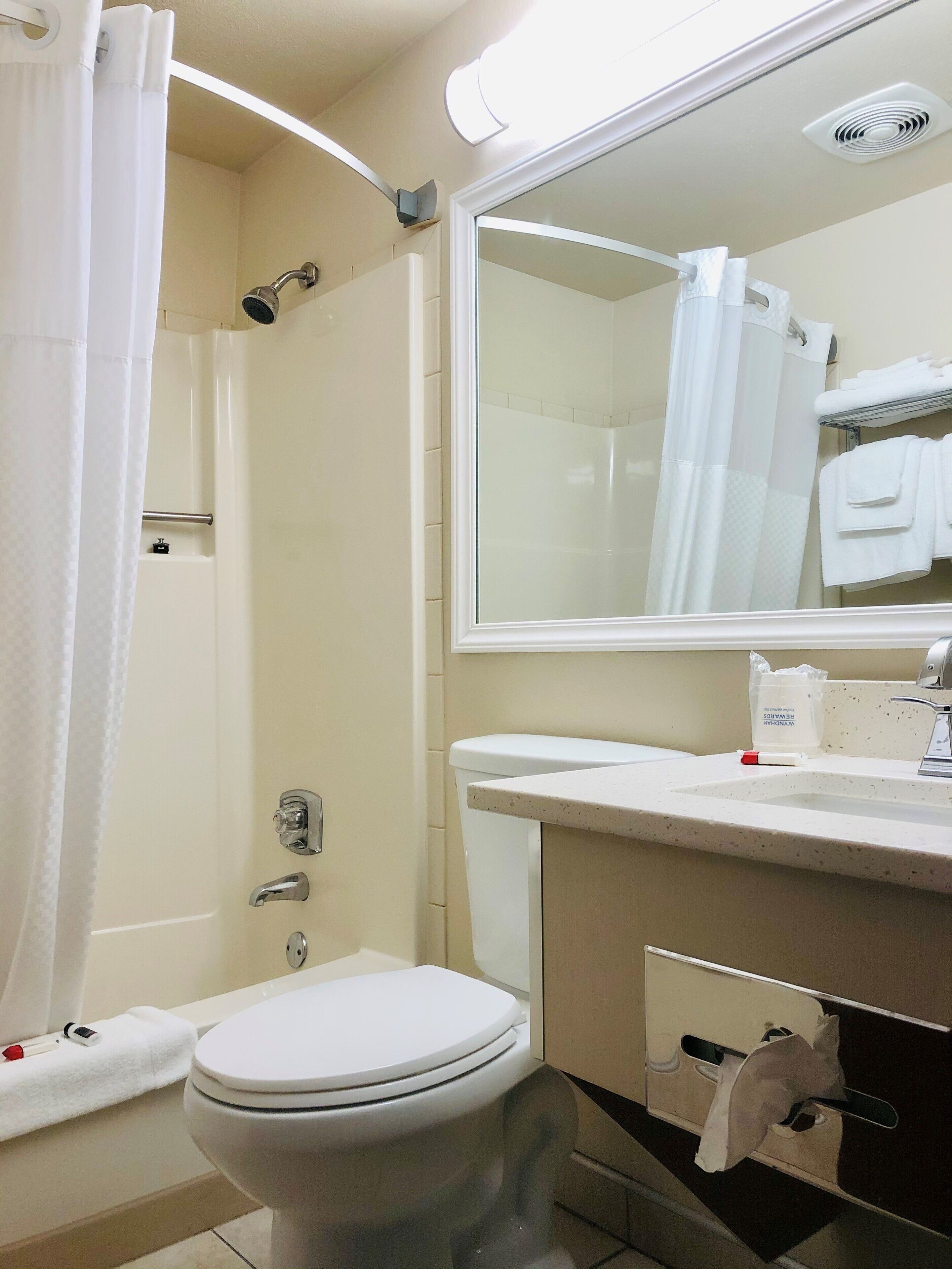 Combined shower/bathtub, free toiletries, hair dryer, towels