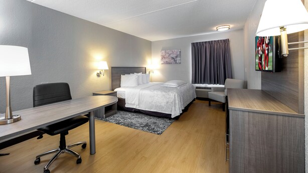 Premium Room, 1 King Bed (Upgraded Bedding & Snack, Smoke Free) - Red Roof Inn PLUS+ Boston - Mansfield/ Foxboro (Mansfield)