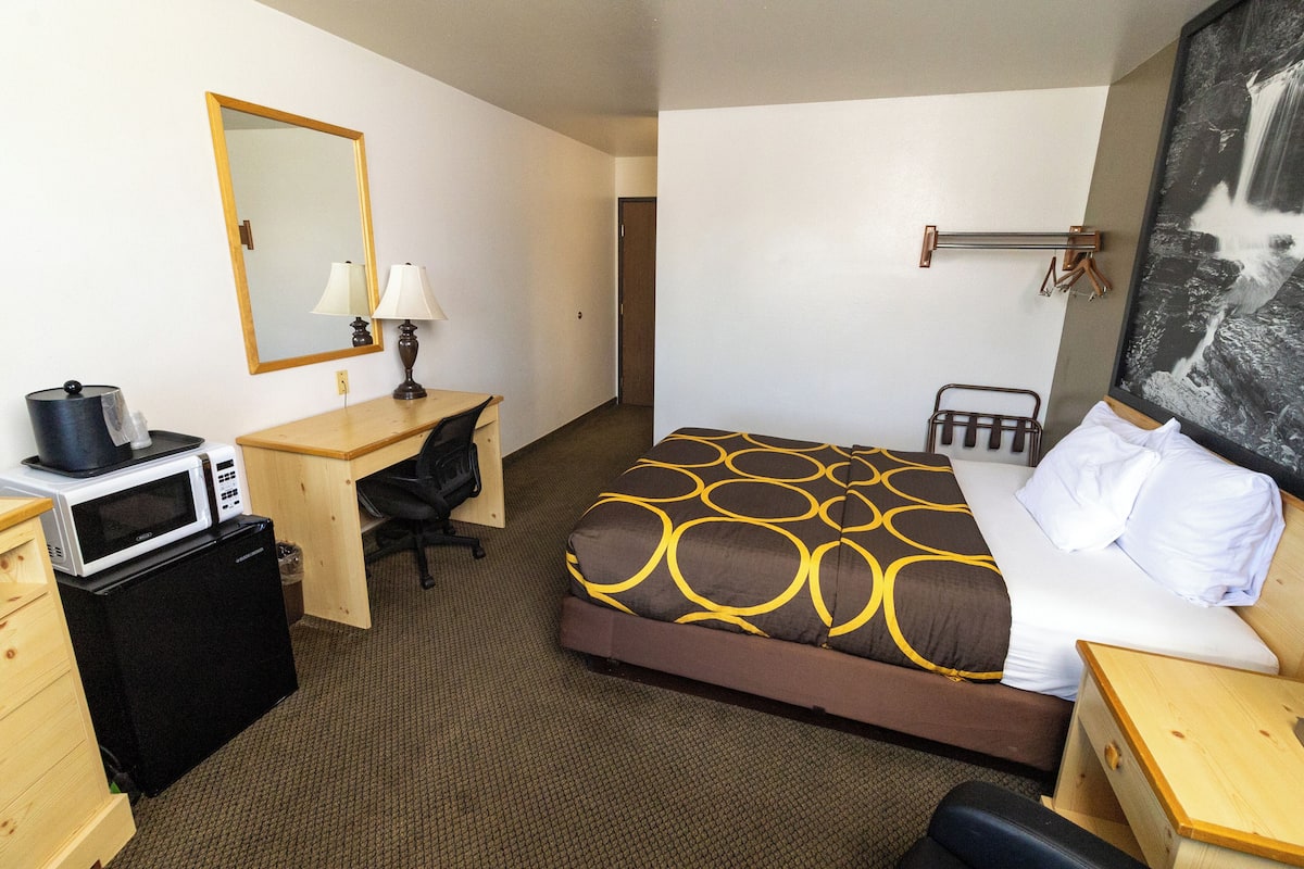 Desk, blackout drapes, free WiFi, bed sheets