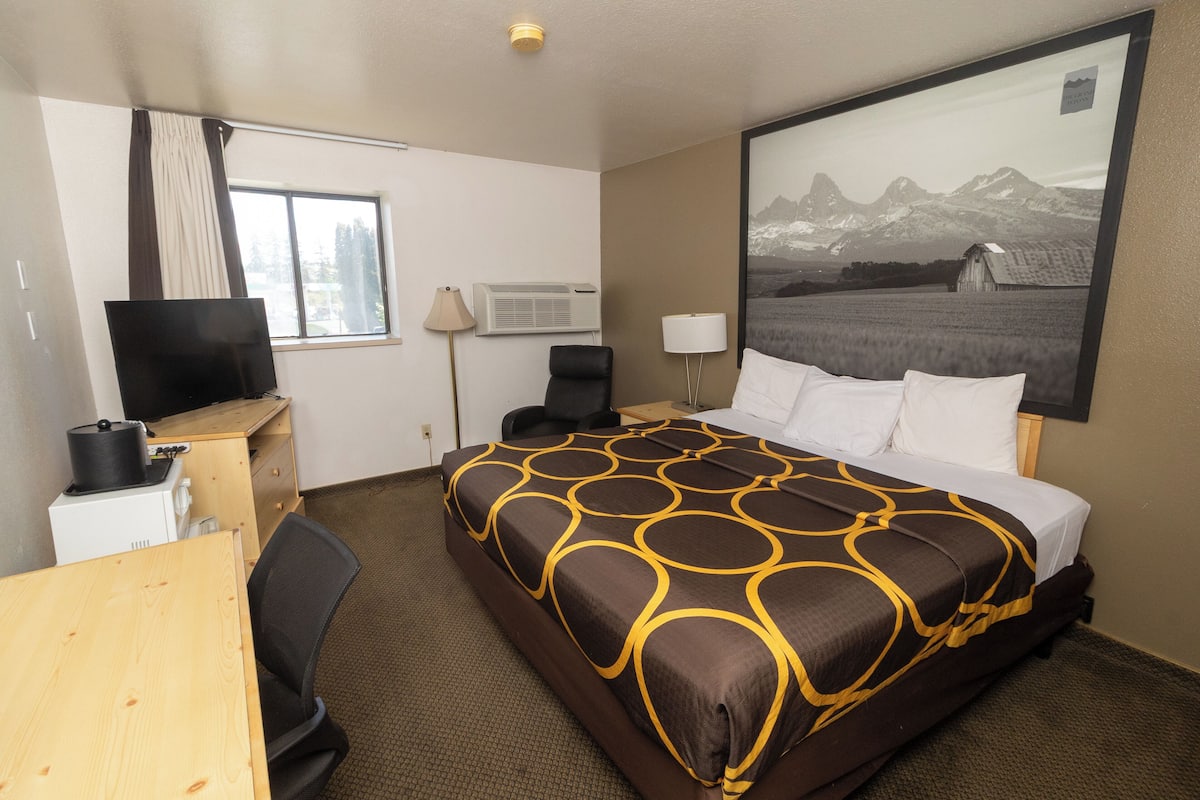 Standard Room, 1 King Bed, Non Smoking | Desk, blackout drapes, free WiFi, bed sheets