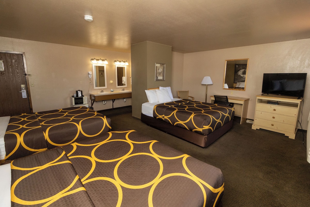 Standard Room, Non Smoking (3 Queen Beds) | Desk, blackout drapes, free WiFi, bed sheets