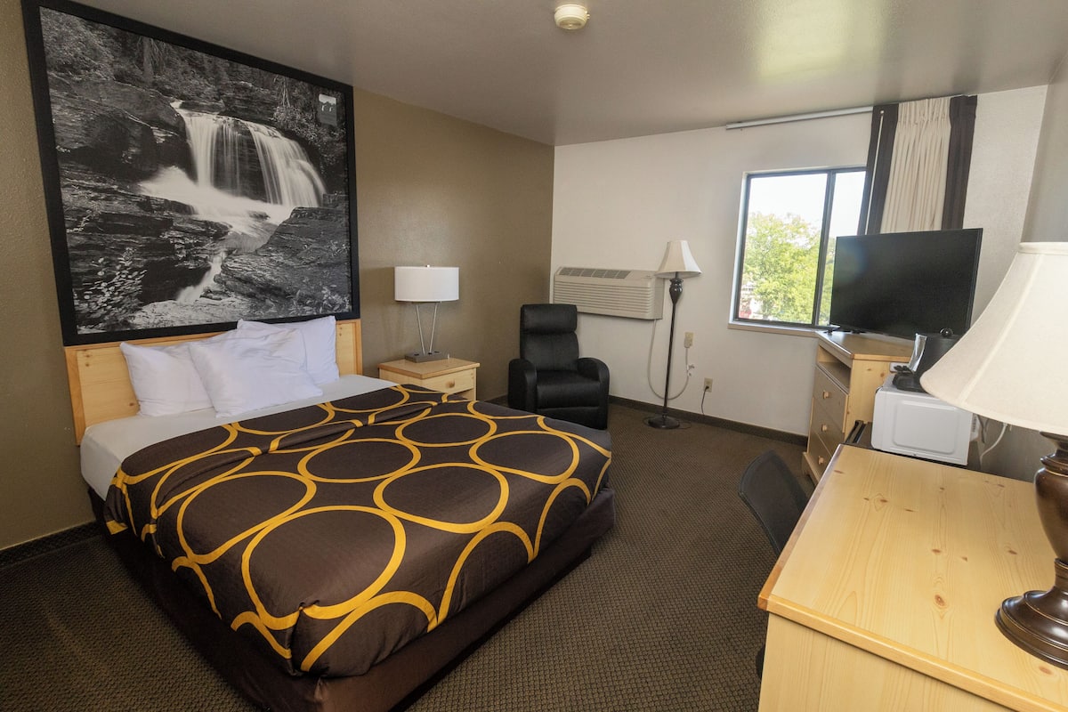 Desk, blackout drapes, free WiFi, bed sheets