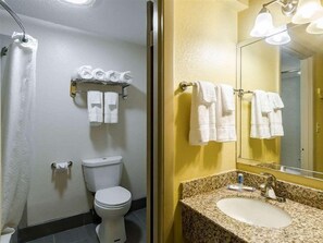 Combined shower/bathtub, towels