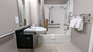 Combined shower/bathtub, towels