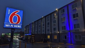 Een motelbord met een groot cijfer 6 en de tekst 'WI FI HERE', wat aangeeft dat er Wi-Fi beschikbaar is.