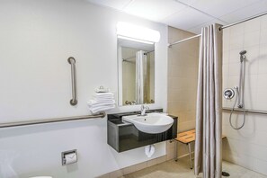 Combined shower/tub, towels