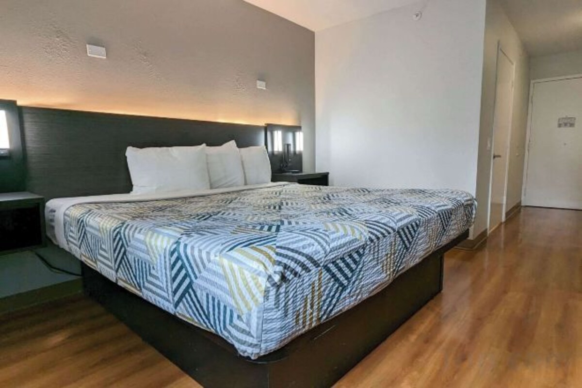 WiFi (free), bed sheets