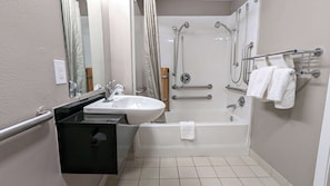 Combined shower/tub, towels