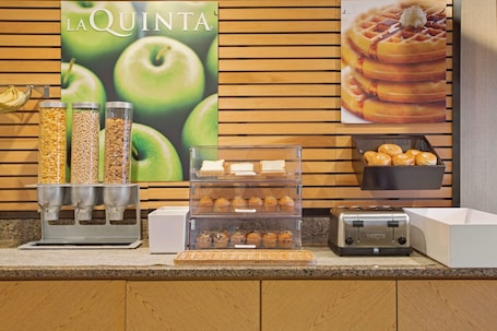 Desayuno continental incluido. La Quinta Inn by Wyndham Auburn Worcester