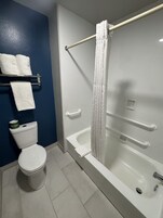Bañera con ducha, artículos de tocador gratuitos, secador de pelo