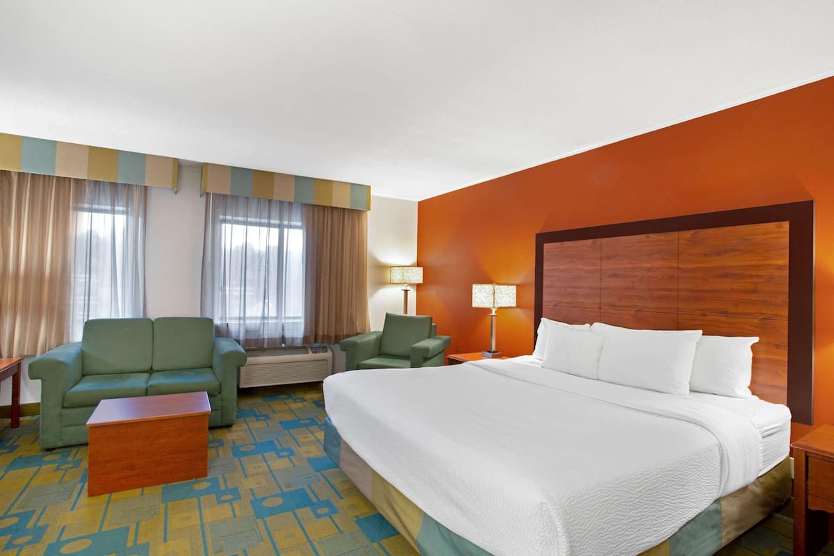 Deluxe Room, 1 King Bed, Non Smoking (Deluxe Executive Room) | Premium bedding, pillowtop beds, desk, laptop workspace