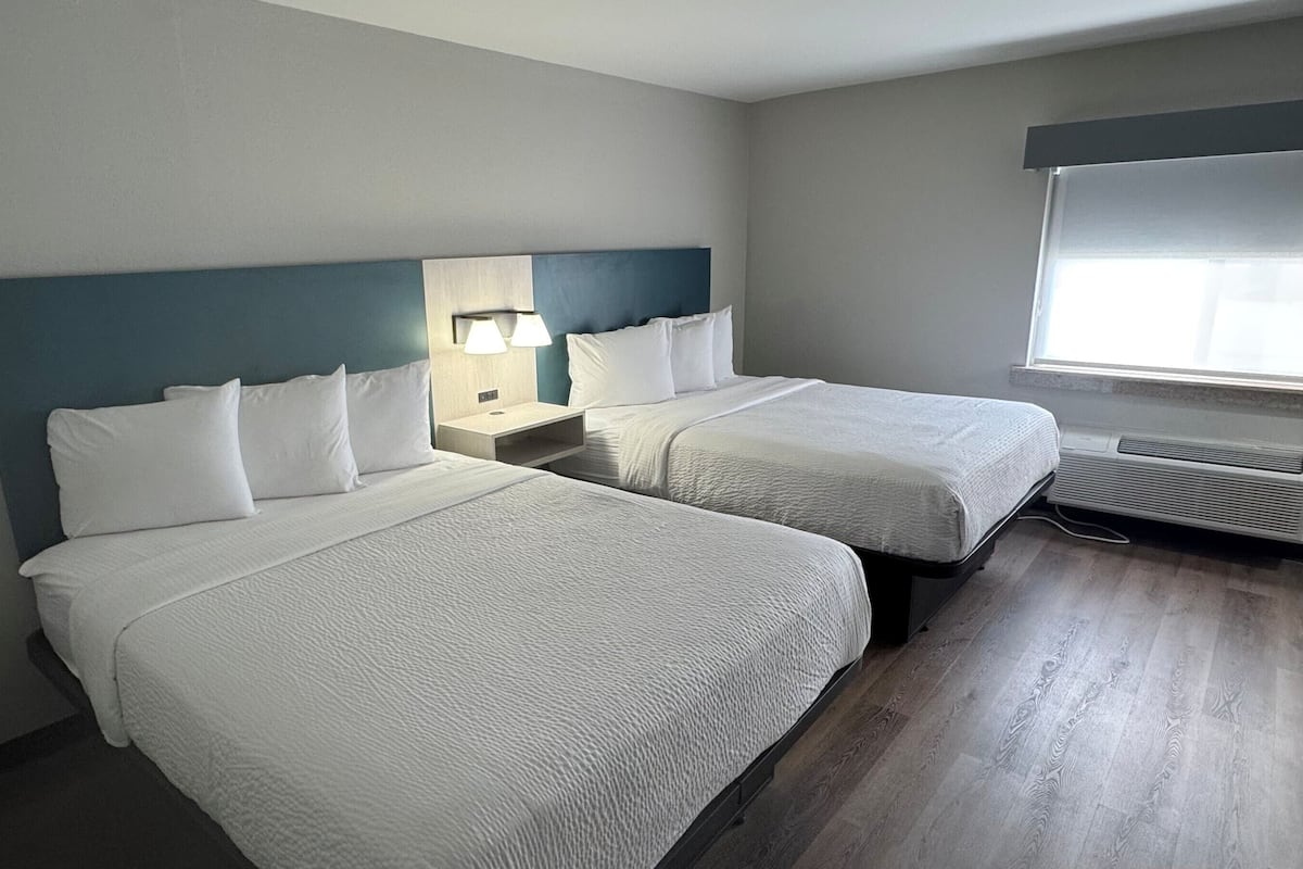 Habitación, 2 camas Queen size, para no fumadores | Ropa de cama de alta calidad, camas con pillow-top y escritorio