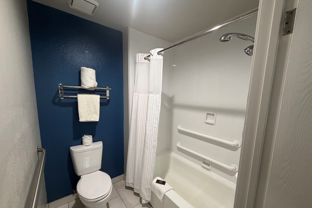 Habitación, 1 cama matrimonial, con acceso para personas discapacitadas, tina | Baño | Tina con regadera, amenidades de baño gratuitas, secadora de cabello