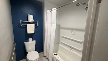 Habitación, 1 cama doble, accesible para personas con discapacidad, bañera | Baño | Ducha y bañera combinadas y artículos de higiene personal gratuitos