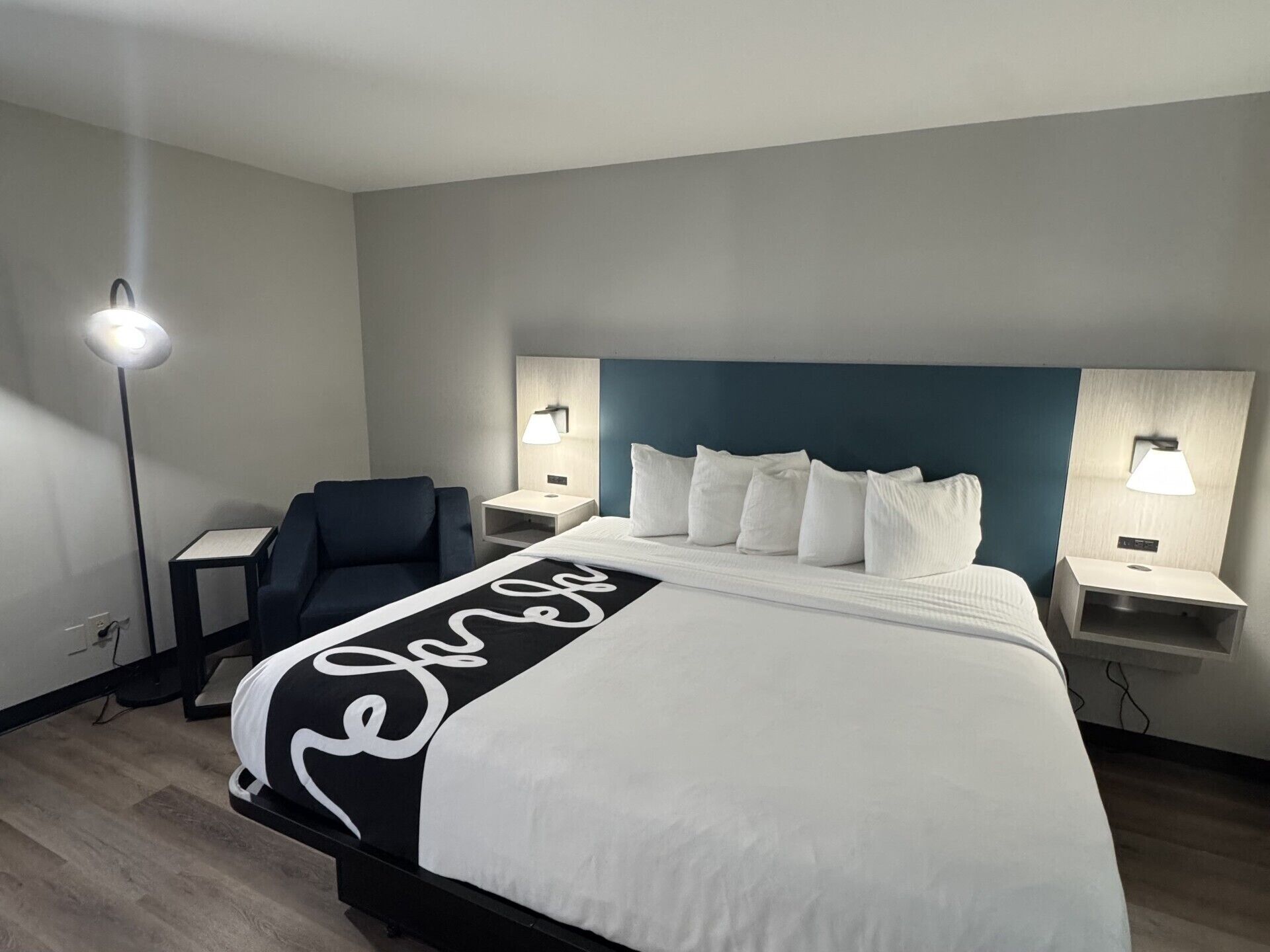Ropa de cama de alta calidad, colchones con pillow-top y escritorio 