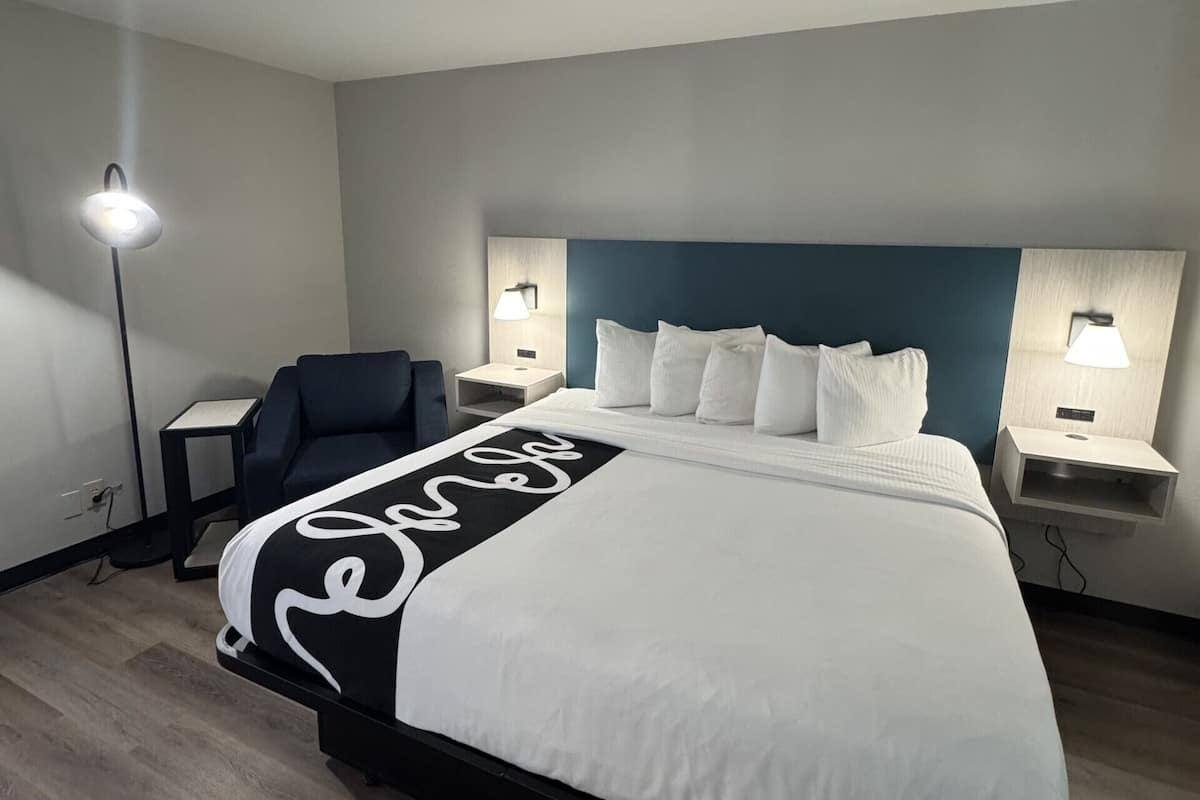 Habitación, 1 cama King size, para no fumadores | Ropa de cama de alta calidad, camas con pillow-top y escritorio