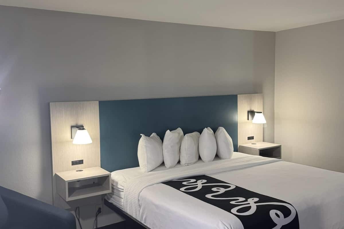 Habitación, 1 cama King size, para no fumadores | Ropa de cama de alta calidad, camas con pillow-top y escritorio