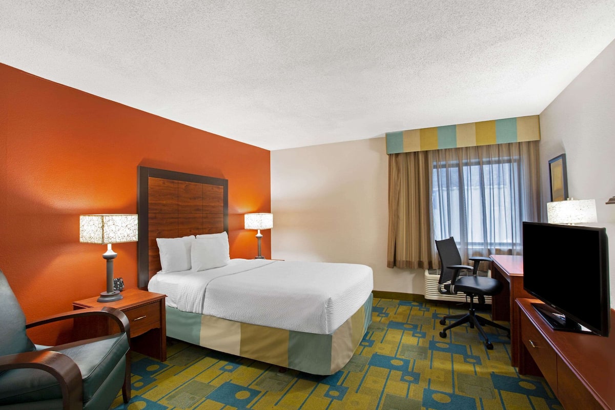 Room, 1 Double Bed, Accessible, Bathtub | Premium bedding, pillowtop beds, desk, laptop workspace