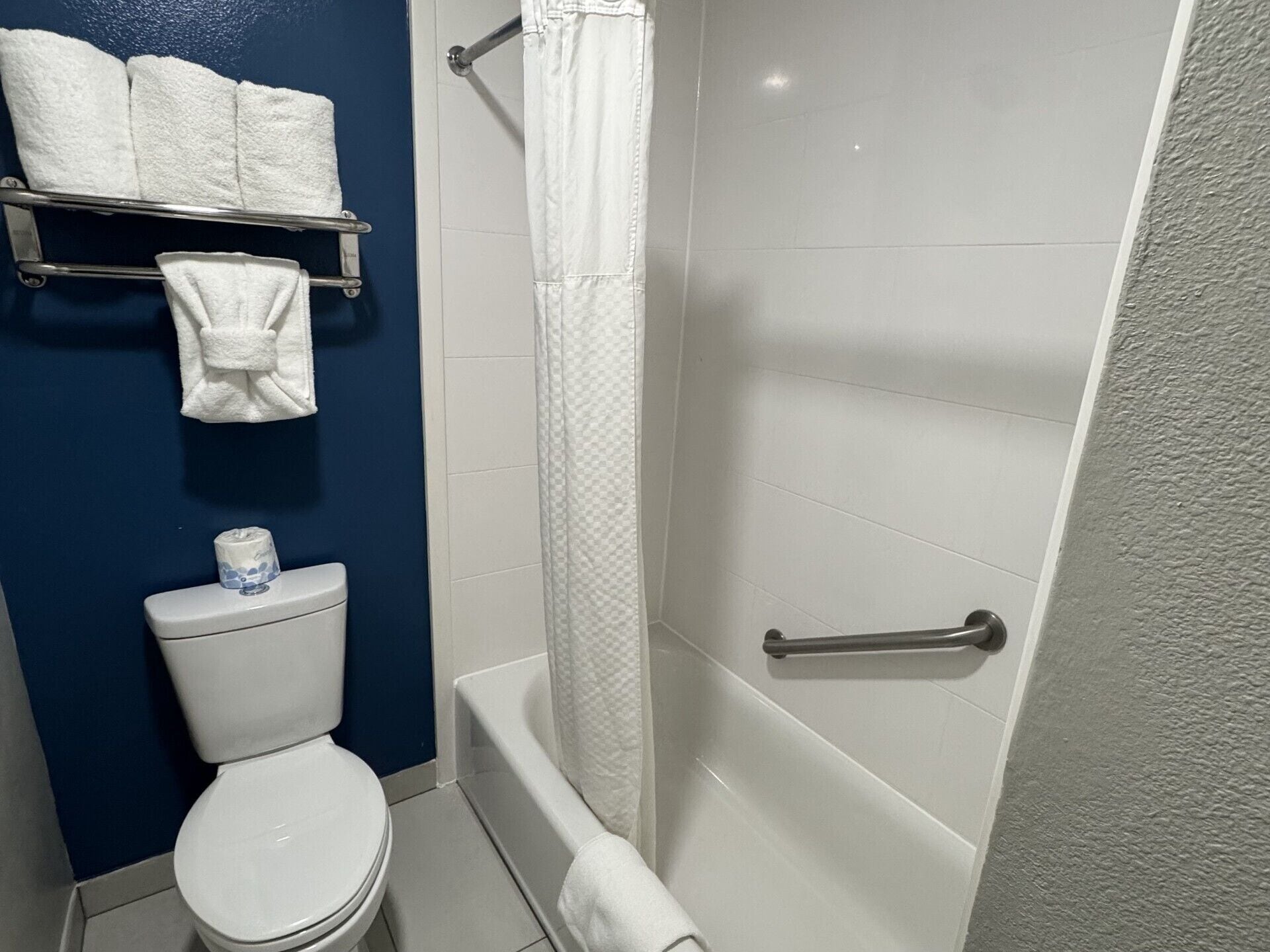 Combined shower/tub, free toiletries, hair dryer, towels