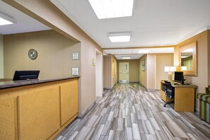 Lobby - La Quinta Inn by Wyndham Auburn Worcester (Auburn)