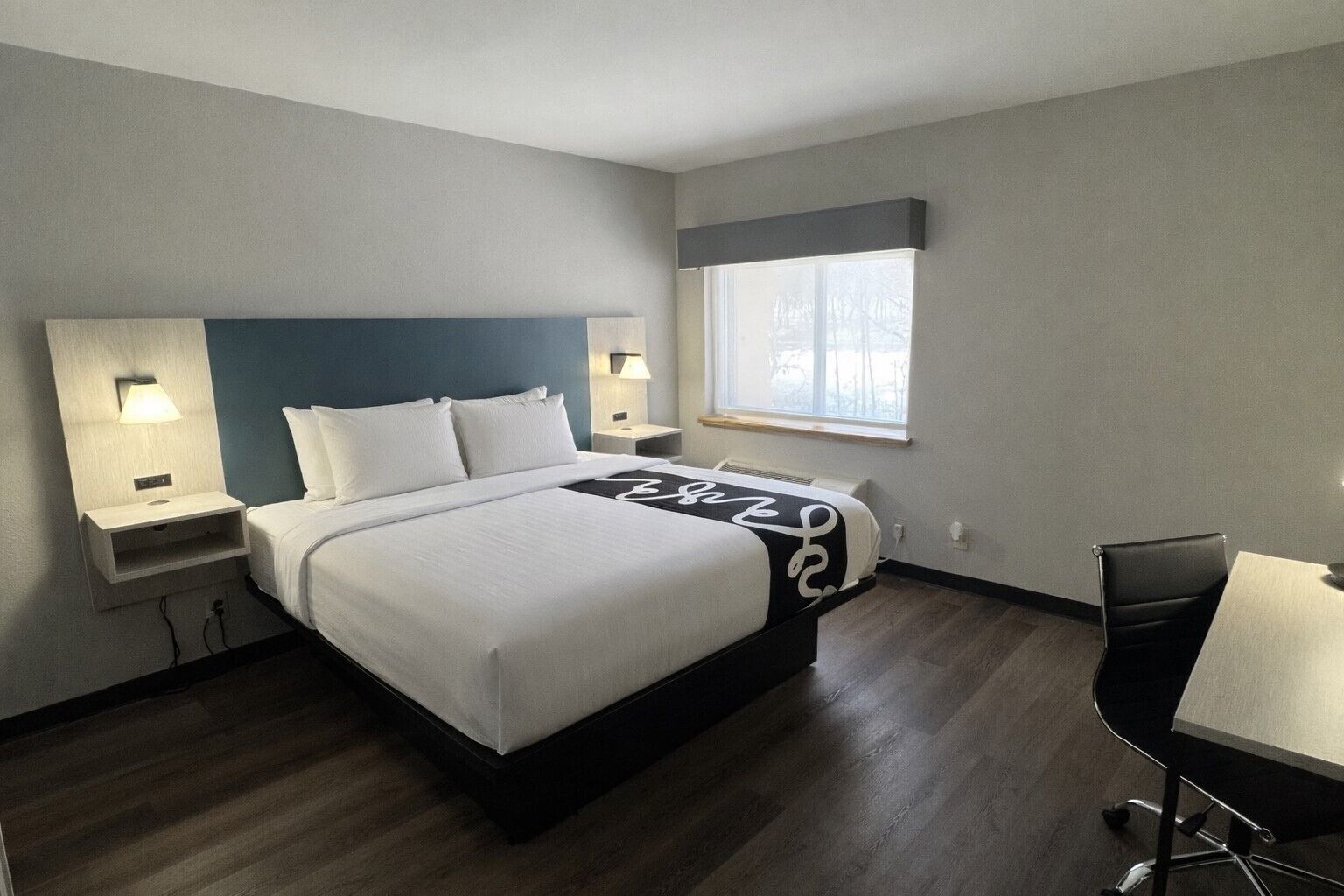 豪華客房, 1 張特大雙人床, 非吸煙房 (Deluxe Executive Room) | 高級寢具、舒適加層、書桌、筆電工作空間