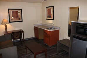 Studio Suite, 1 King Bed, Non Smoking | Premium bedding, in-room safe, desk, blackout drapes