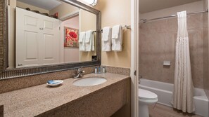 Ducha y bañera combinadas y artículos de higiene personal gratuitos