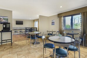 Free daily full breakfast - Best Western Plus Pleasanton Inn (Pleasanton)