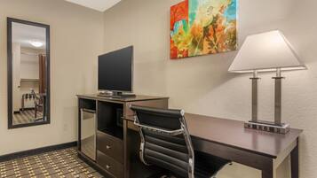 Standard Room, 1 Queen Bed, Accessible, Non Smoking | Pillowtop beds, in-room safe, desk, laptop workspace
