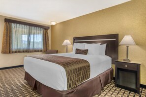 أسرّة بطبقة علوية مريحة وخزنة داخل الغرفة ومكتب