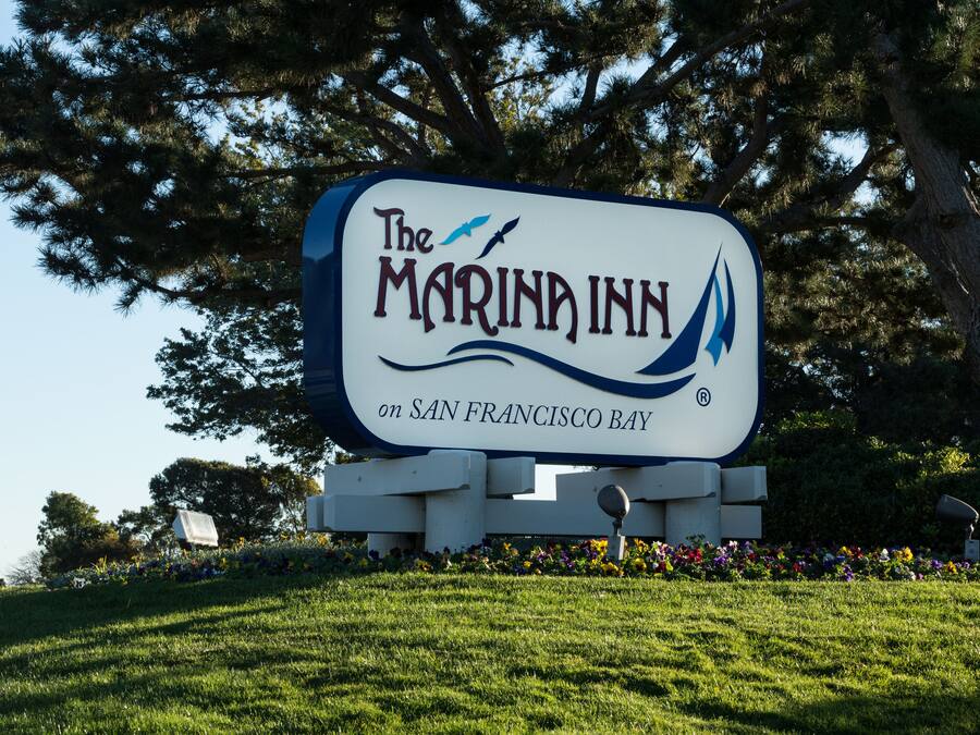 Et skilt for The Marina Inn ved San Francisco-bugten, med et design af en fugl og en bølge.